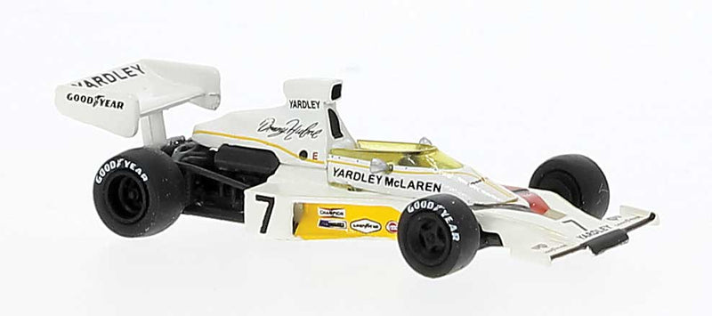 1975 McLaren M23D - Assembled -- Denni Hulme #7 Yardley" (white, yellow, Saison 1973, German Lettering)