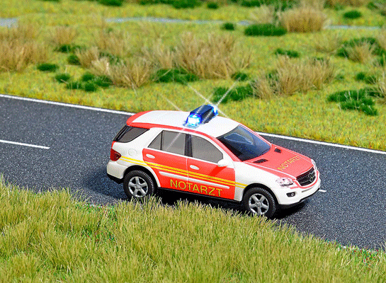 Mercedes-Benz M-Klasse SUV w/Working Emergency Flashers - Assembled -- First Responder (orange, white, German Lettering)