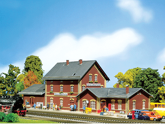 Gera-Liebschwitz Station -- Painted & Weathered, Era I 3 x 7-1/2 x 6-5/16" 7.5 x 19 x 16cm