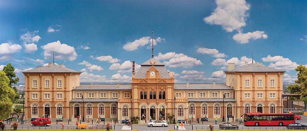 Neustadt/Weinstr. Main Train Station -- Kit - 45-7/16 x 11-3/16 x 11" 90 x 28.4 x 28cm-1