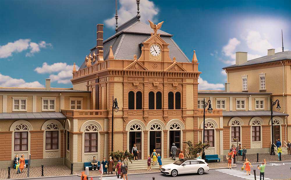 Neustadt/Weinstr. Main Train Station -- Kit - 45-7/16 x 11-3/16 x 11" 90 x 28.4 x 28cm-4