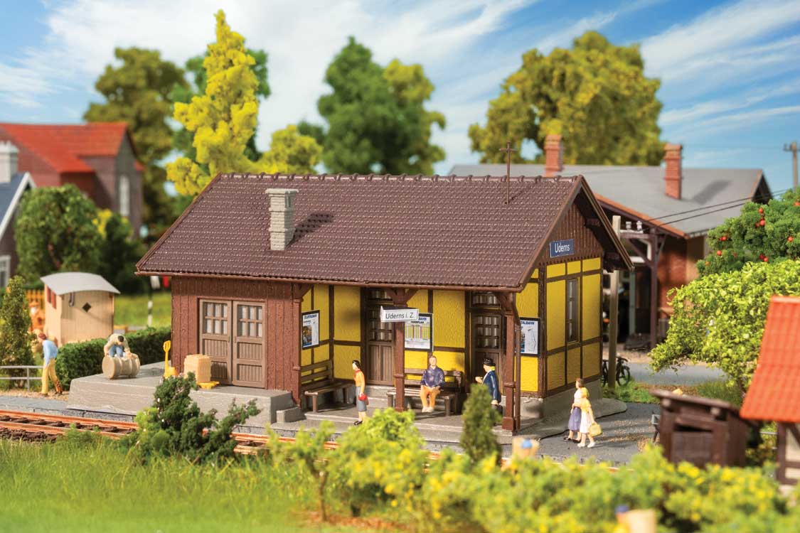 Uderns Train Station -- Kit - 6-11/16 x 4 x 3-7/16" 17 x 10.2 x 8.8cm-1