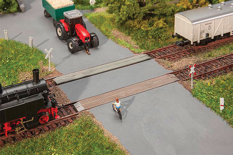 Unprotected Grade Crossing w/European Signs -- Kit - 4-7/16 x 9/16" 11.3 x 1.4cm