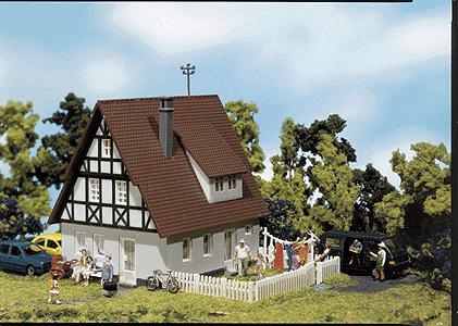 One-Family House w/Fenced Yard -- 5-1/2 x 4-1/4 x 4-2/3" 14 x 10.5 x 11.6cm