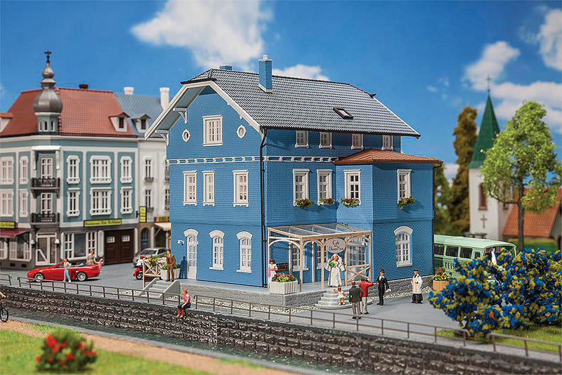 Das Blaue Haus Cafe -- Kit - 7-1/2 x 7-1/16 x 6-5/16" 19 x 18 x 16cm