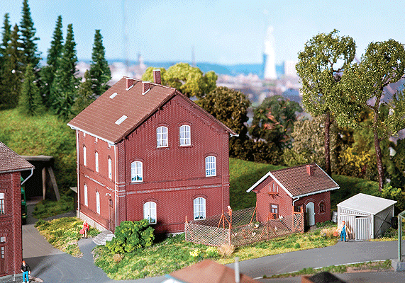 Workers House w/Backyard Accessories - Kit