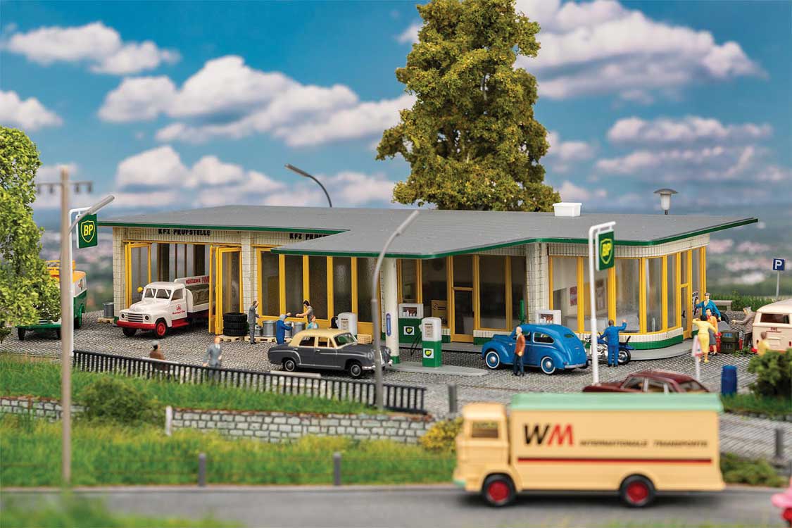 Large BP Gas Station -- Kit - 11-1/4 x 8-1/4 x 5-1/16" 28.5 x 21 x 5.3cm-1