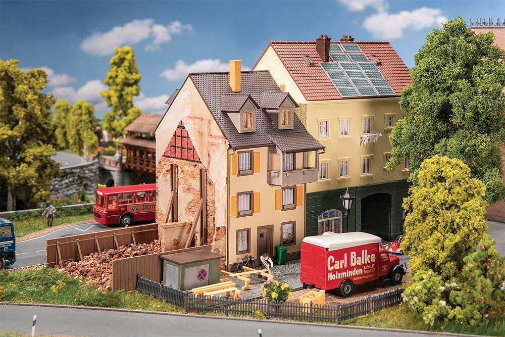 Old Town House with Wood Fence -- Kit - 6-5/8 x 4-11/16 x 5-7/8" 16.8 x 11.9 x 15cm-1
