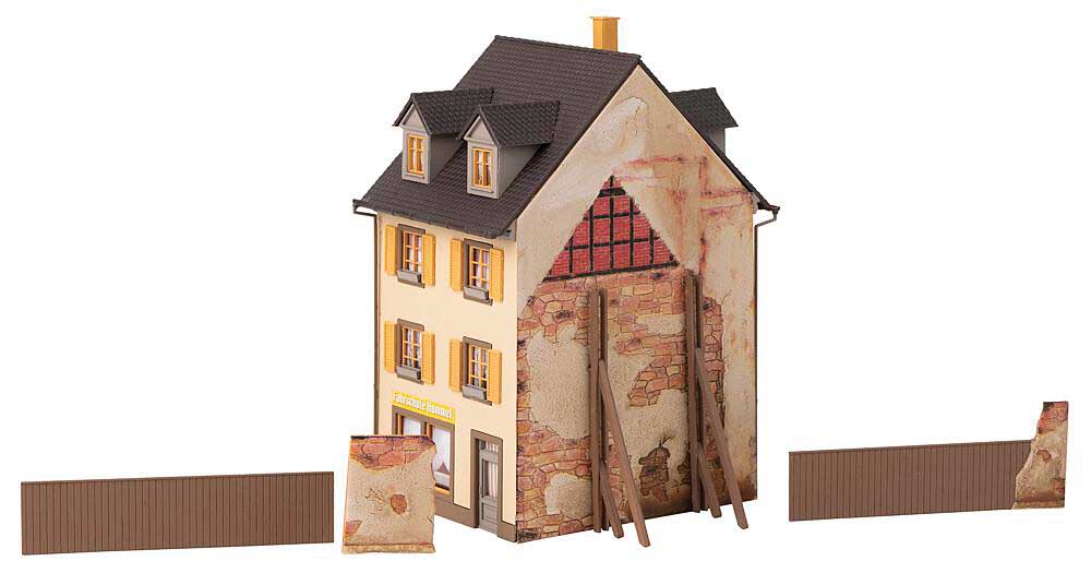 Old Town House with Wood Fence -- Kit - 6-5/8 x 4-11/16 x 5-7/8" 16.8 x 11.9 x 15cm-2