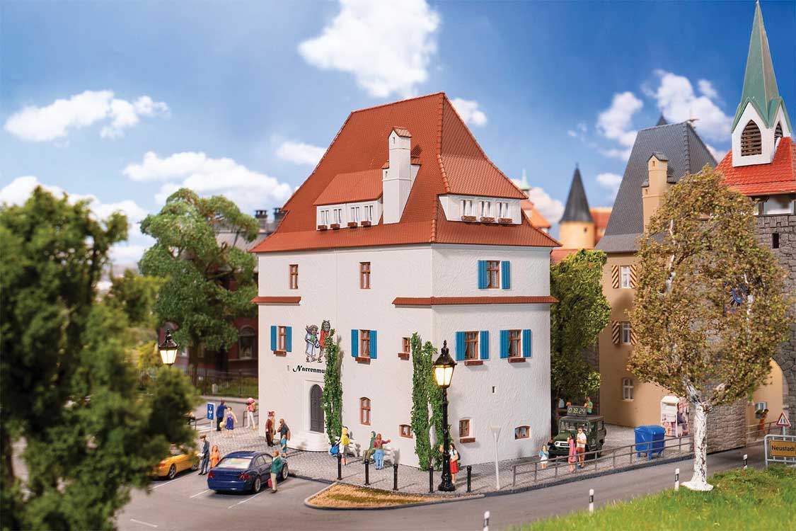 Town House with Jester Museum -- Kit - 7-1/16 x 4-3/8 x 7-7/8" 18 x 11 x 20cm-1
