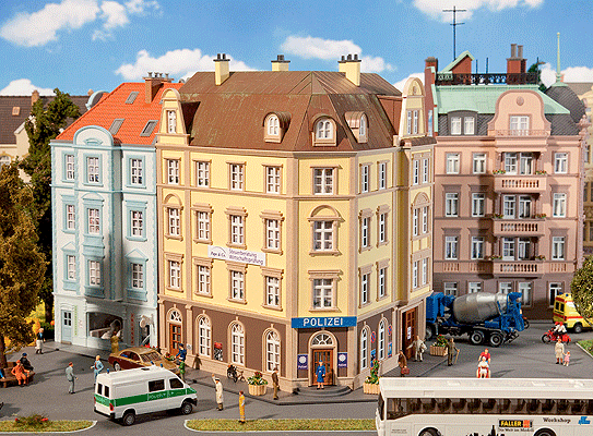 Goethestrasse Police Station - Kit (Plastic) -- 9-13/16 x 8-1/16 x 8-7/8" 25 x 20.5 x 22.5cm