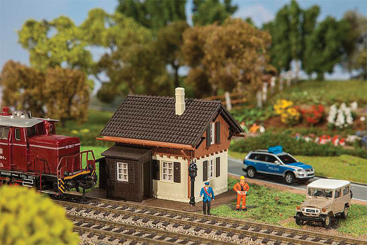 Gatekeeper's House -- Kit - 3-7/8 x 2-15/16 x 2-3/4" 9.8 x 7.5 x 7.1cm