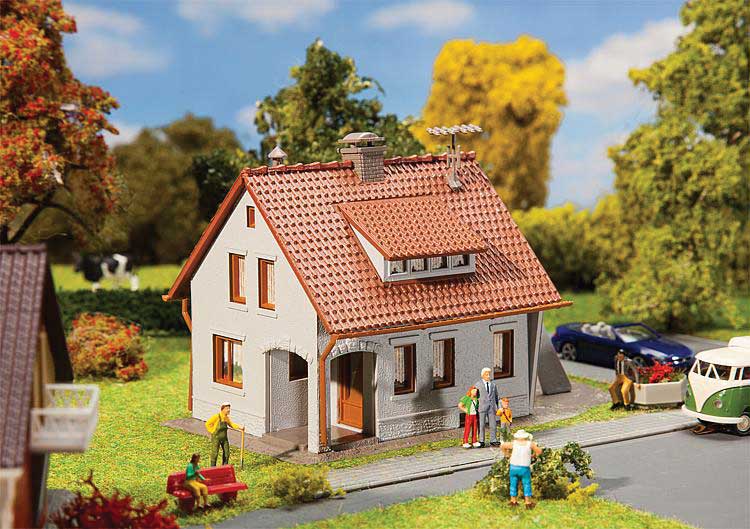 One-Family House -- Kit - 5-7/16 x 3-1/4 x 3-3/8" 13.8 x 8.3 x 8.5cm-1