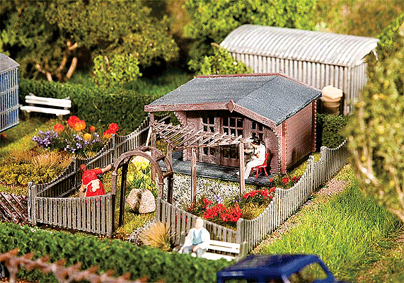 Garden w/Summer House - Kit (Plastic w/Scenery Materials) -- 4-1/8 x 2-7/8 x 1-1/4" 10.5 x 7.4 x 3.2cm