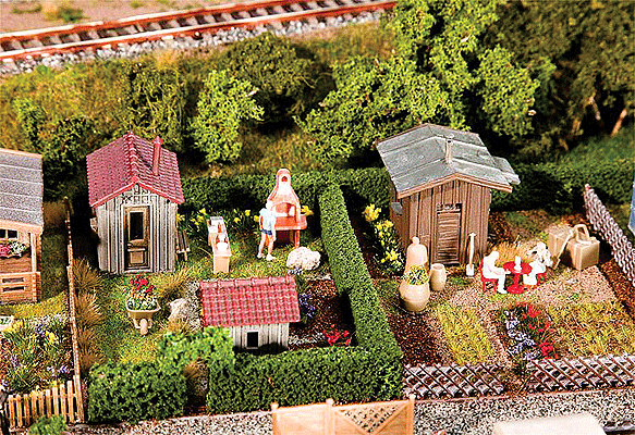 2 Gardens w/Small Sheds - Kit (Plastic w/Scenery Materials) -- 4-1/8 x 2-7/8 x 1-7/16" 10.5 x 7.4 x 3.6cm
