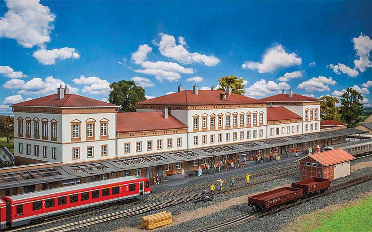 Friedrichstadt Station -- Weathered Kit - 58-3/8 x 11-1/4 x 8-1/4" 148.4 x 28.5 x 21cm-1