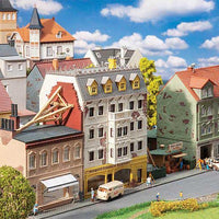 Breitestrasse Townhouse Line -- Weathered Kit - 3 Townhouses with 1st-Floor Shops, 1 Kiosk