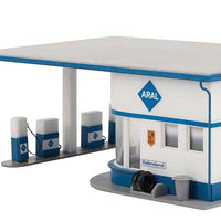 Small Gas Station -- Kit - 5-9/16 x 3-13/16 x 2-1/16" 14.1 x 9.7 x 5.3cm
