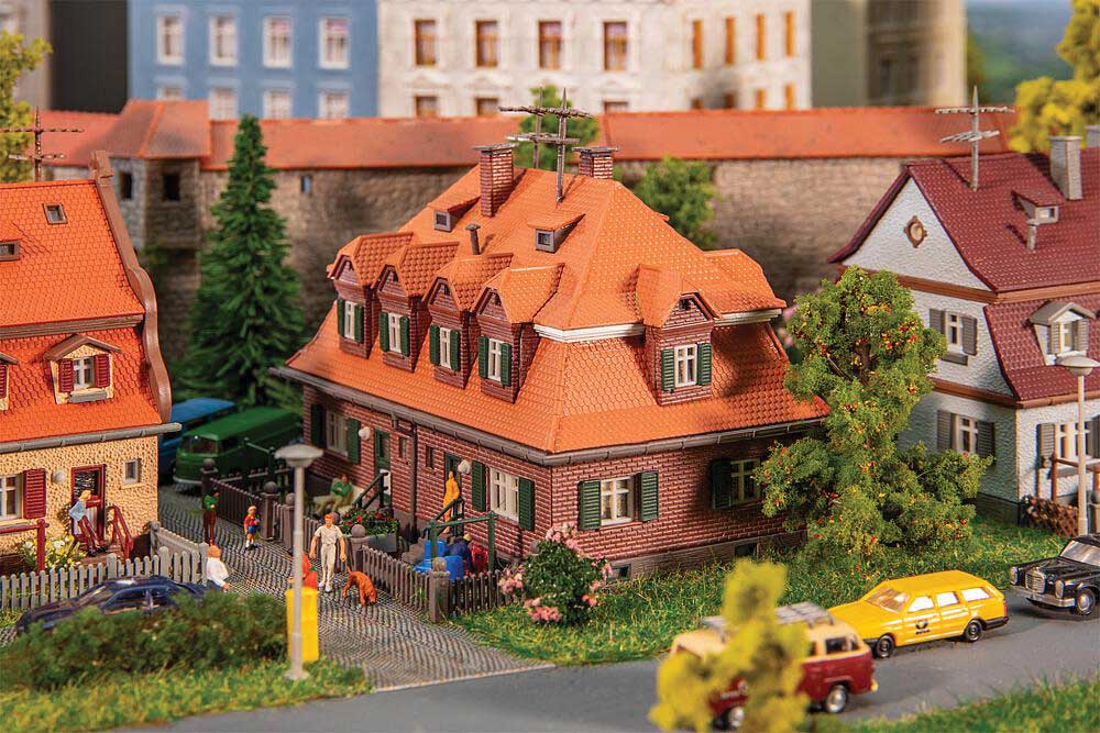 Garden City Settlement House -- Kit - 3-11/16 x 2-5/8 x 3" 9.3 x 6.7 x 7.7cm-1