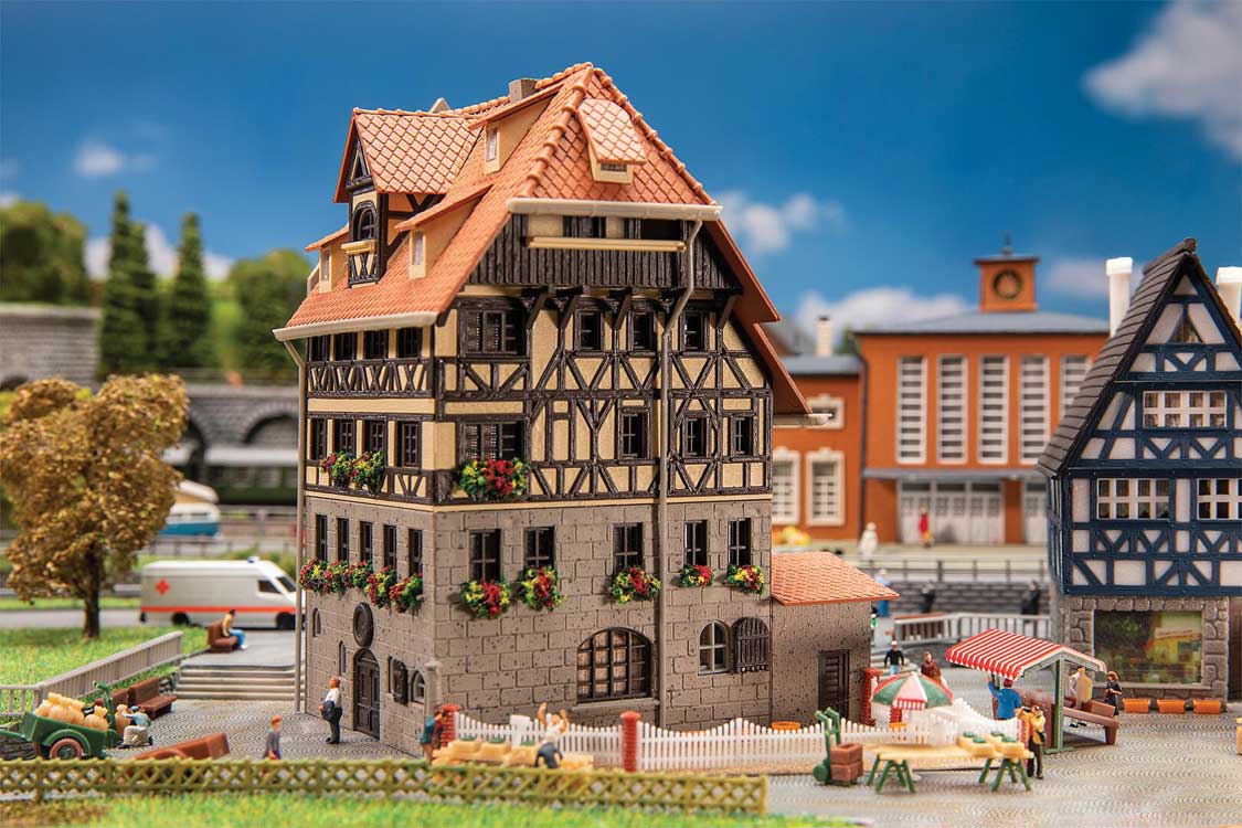 Nuremberg Town House -- Kit - 3-7/8 x 3-1/4 x 5-1/8" 9.8 x 8.3 x 13cm-1