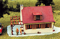 House w/Garden -- 5-13/16 x 3-3/8 x 2-5/8" 14.5 x 8.5 x 6.5cm
