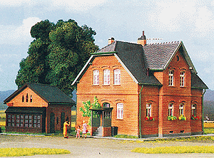Bottrop House w/Workshop -- 6.5 x 5.125 x 4.5" (6.5 x 13 x 11.5cm) & 4.25 x 2.625 x 2.5" (11 x 6 x 6.5