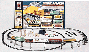 Diesel Freight -- Diesel Master UP Trac-Loc 48x49" Double Oval F40PH w/4 Cars & Caboose