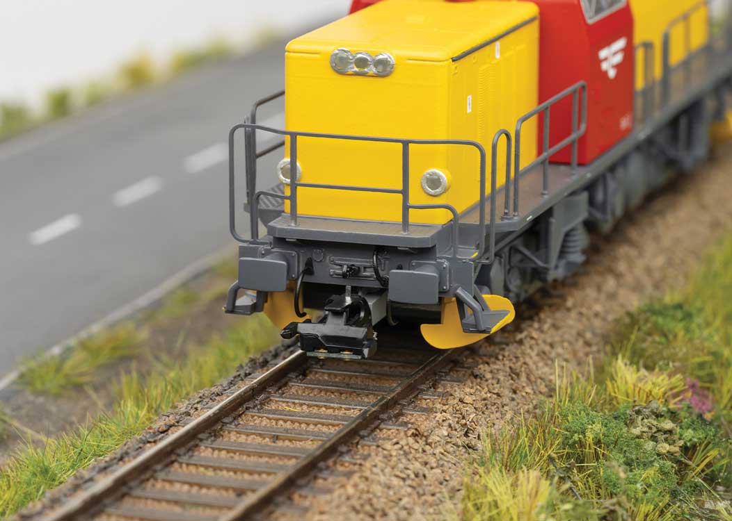 Class Di 7 (T44) Diesel - 3-Rail - Sound and Digital -- Norwegian State Railways NSB #7 634 (Era V 1995, yellow, red, gray)-4