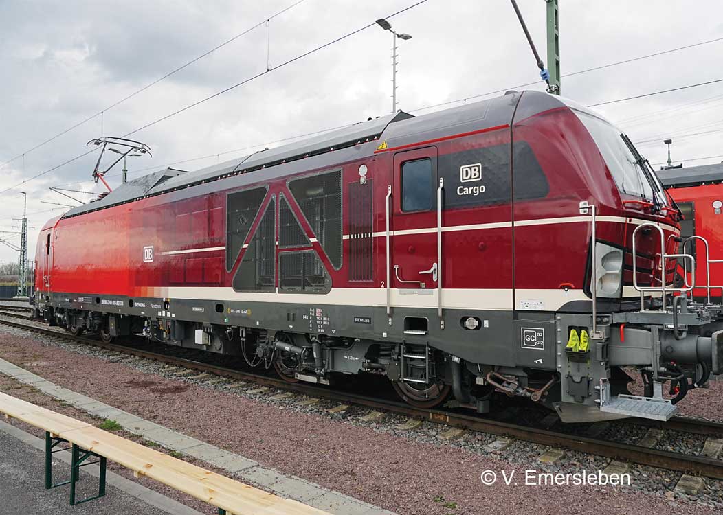 Siemens Vectron Class 249 Dual-Power - 3-Rail - Sound and Digital -- DB Cargo #249 001 (Era VI 2024, Special Dual Scheme Wrap)-2