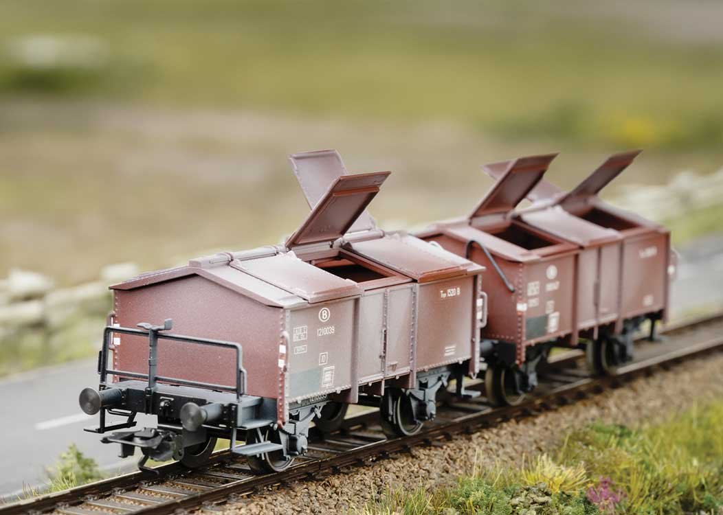 Type 1520 B Double Covered Gondola Pair - 3-Rail - Ready to Run -- Belgian State Railways SNCB (Era III 1960, Weathered, Boxcar Red)-2