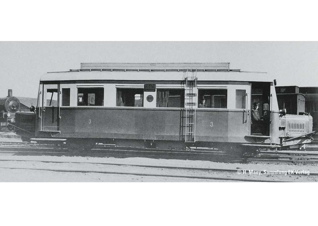 Class Cvt-34 Wismar Rail Bus - Sound and Digital -- German State Railroad DR #VT 135 079 (Era II 1935, wine red, ivory)