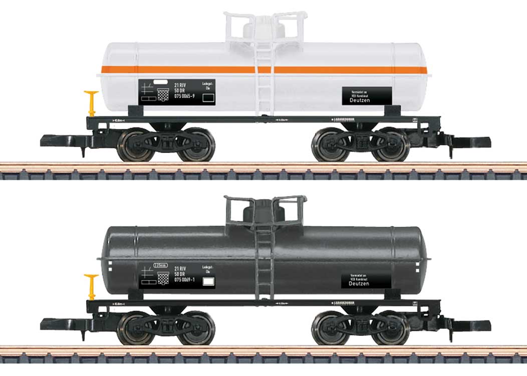 Soviet Steel Tank Car 2-Pack - Ready to Run -- VEB Kombinat Deutzen (Era IV, 1 black, 1 white, orange)