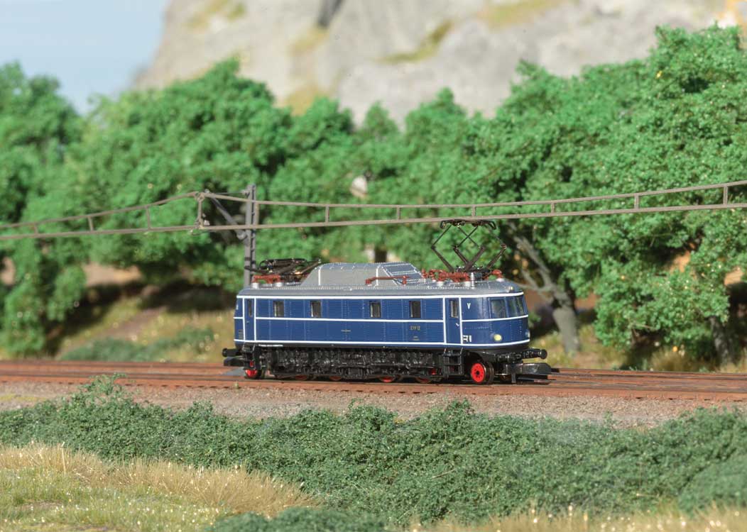 Class E 19 Electric - Standard DC -- German Federal Railway DB (Era IV 1977, blue, silver)-2