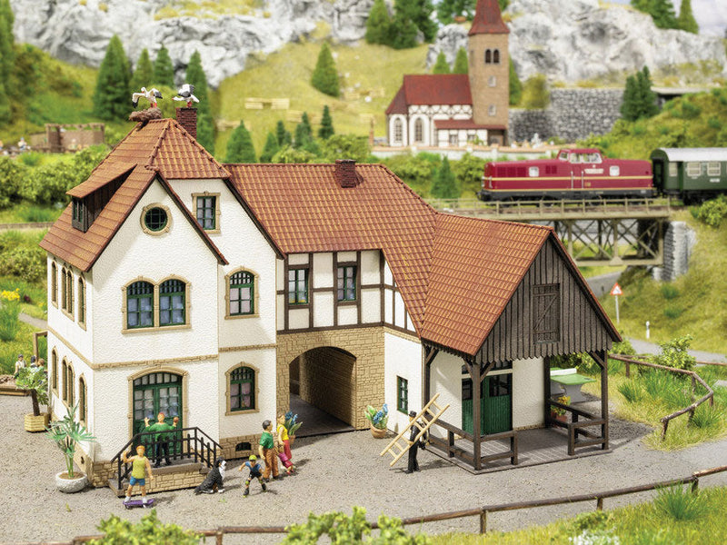 Linder Holiday Farm -- Laser-Cut Kit - 4-1/16 x 2-7/8 x -11/16" 10.3 x 7.3 x 6.9cm