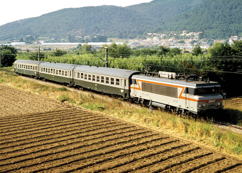 Nizza di Paris (Nice-to-Paris) Express 3-Car Set - Ready-to-Run - Mini-Trix -- French State Railways SNCF (Era IV 1978; cream, gray, green)