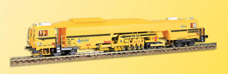 Plasser & Theurer 09-3X Production Tamper - 3-Rail Marklin Digital Equipped -- With Directional LED Lights & Moving Tamper Parts Infrabel (yellow, black)