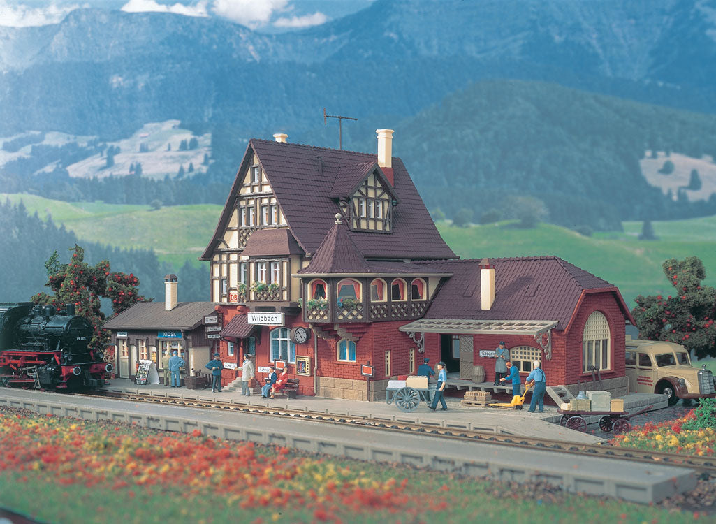 Wildbach Station -- 13-5/8 x 6-13/16 x 6-1/8" 34 x 17 x 15.3cm