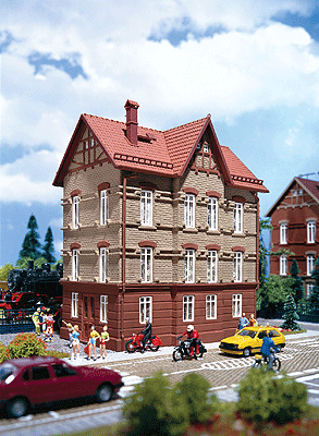 3-Story House at the Railroad Tracks - Kit (Plastic) -- 3-7/8 x 2-11/16 x 9/16" 9.9 x 6.8 x 11.6cm