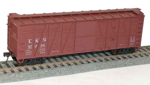 40' Single-Sheathed Wood Boxcar w/Wood Doors & Steel Ends - Kit -- Louisville & Nashville #47906 (Boxcar Red)