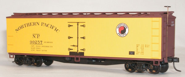 40' Wood Reefer 3-Pack - Kit (Plastic) -- Northern Pacific (yellow)