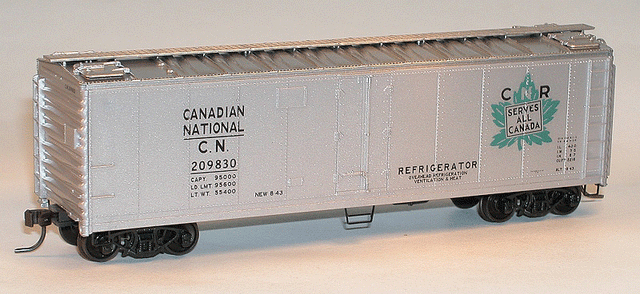 40' Steel Reefer w/Hinged Door - Kit -- Canadian National #209830 (silver, black, green Leaf Logo)