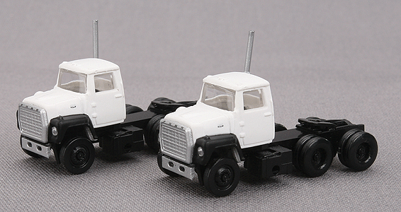 1984 Ford(R) LNT 9000 Tractor Cab -- White/Black