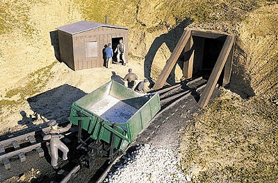 Mining Kit 1:20.3 -- Includes Mine Head w/Shaft, Mine Shack & Assembled 4-Wheel Side Dump Ore Car
