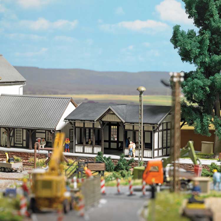 Ilfeld-Harz Half-Timber Train Waiting Room -- Laser-Cut Wood Kit - 5-1/4 x 3-7/16 x 2-1/2"  13.4 x 8.8 x 6.3cm-1