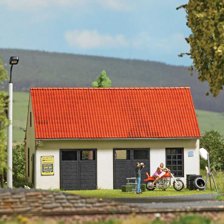 Small Garage -- Laser-Cut Kit - 11.2 x 8 x 7.1cm-1