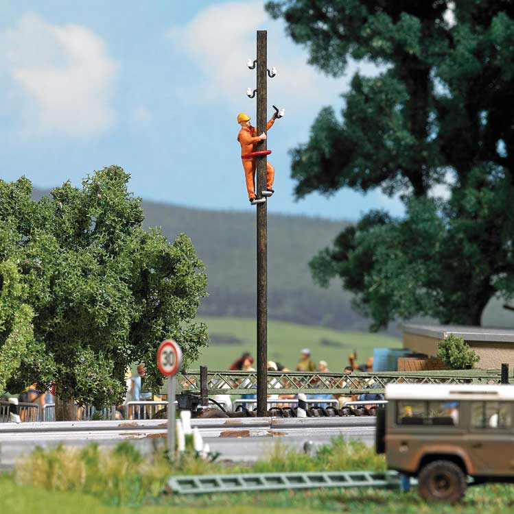 Pole Climber with Pole and Accessories Miniature Scene-2