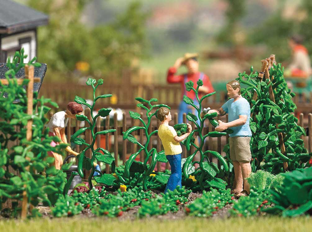 Cucumber Harvest - Action Set -- 2 Figures, 3 Cucumber Plants, Watering Can-1