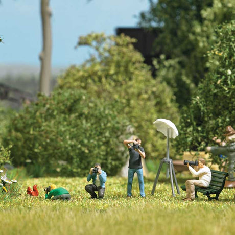 Photographers with Accessories -- 4 Figures, Props, Nonworking Lights, Bench, Crates, Aliens-1