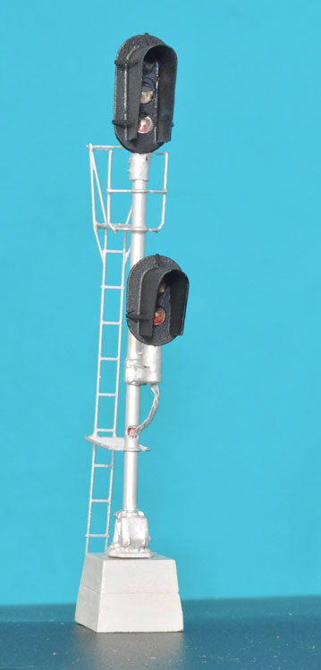General Railway Signal Style D 2-Headed Style D Block Signal - Assembled -- 3-Over-2 Aspect with Snow Shields