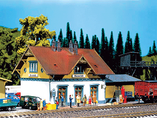 Blumenfeld Depot -- 9-1/4 x 5-1/4"  24 x 13.5cm